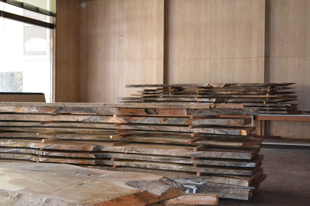 当社倉庫の木材乾燥保管場